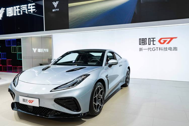 玖信财团哪吒汽车在智能汽车领域的表现，领途汽车在新能源汽车市场中的影响力